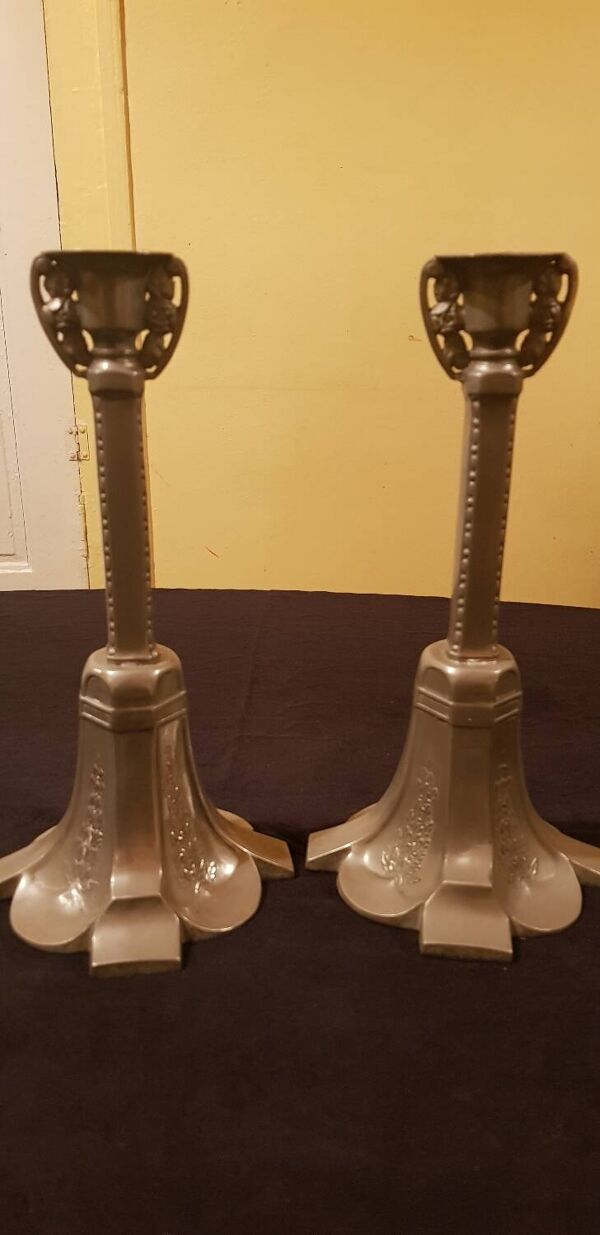 Paire de bougeoirs art déco en étain.