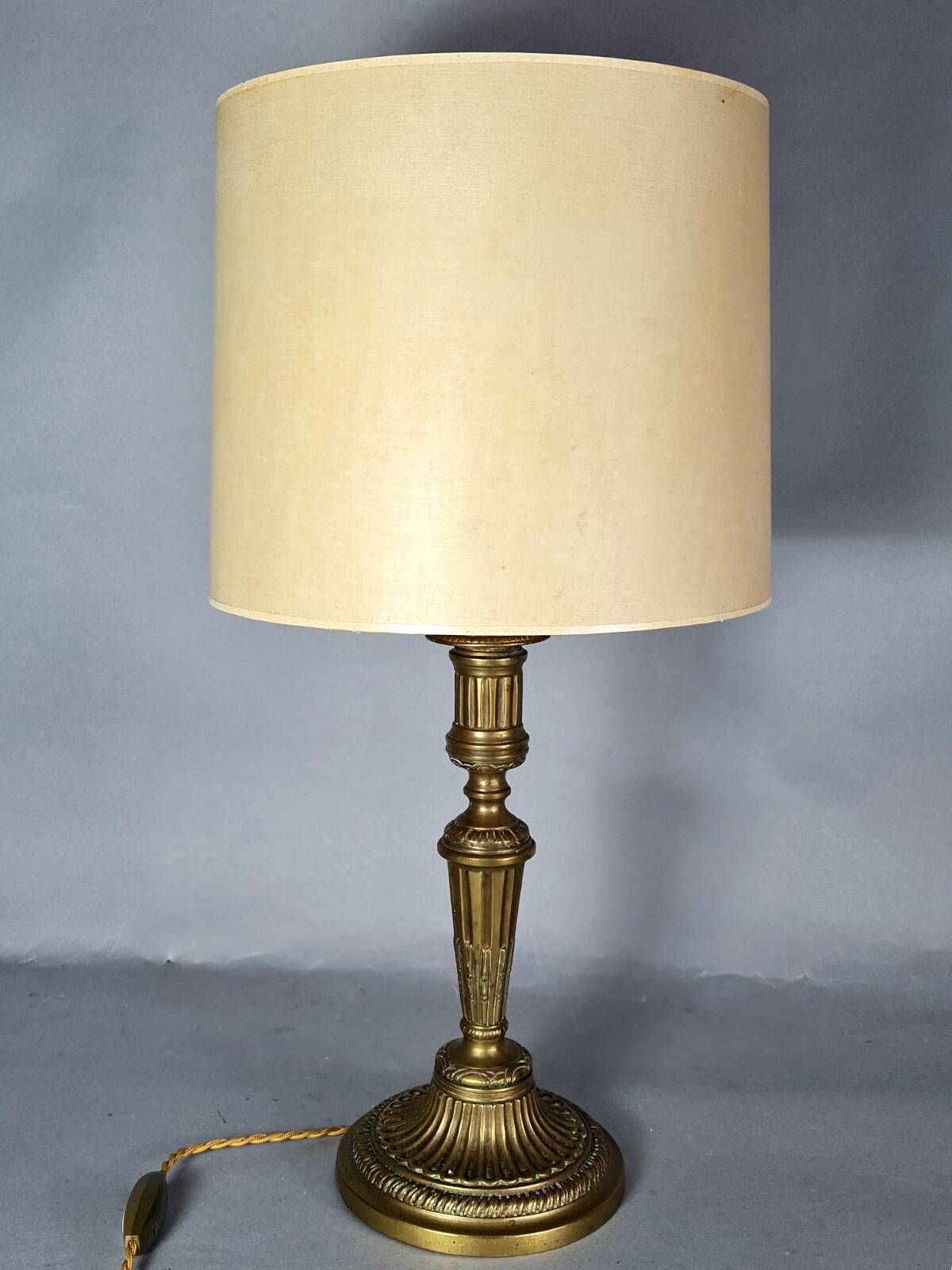 Lampe à poser avec abat-jour, ancien flambeau en bronze style Louis XVI 50 cm C757