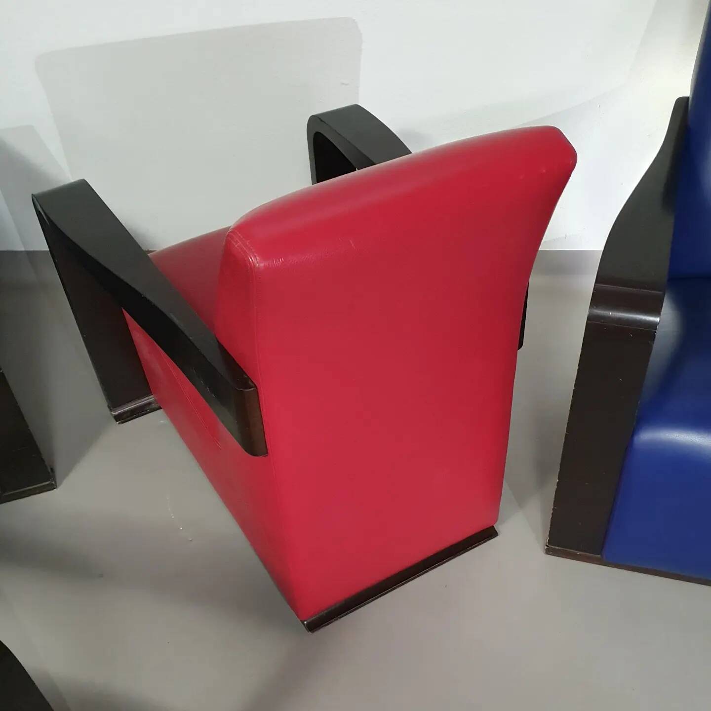 4 x Vintage Ying lounge chairs / fauteuils van Hugues Chevalier,'90. 3 x blue / 1 x red leather