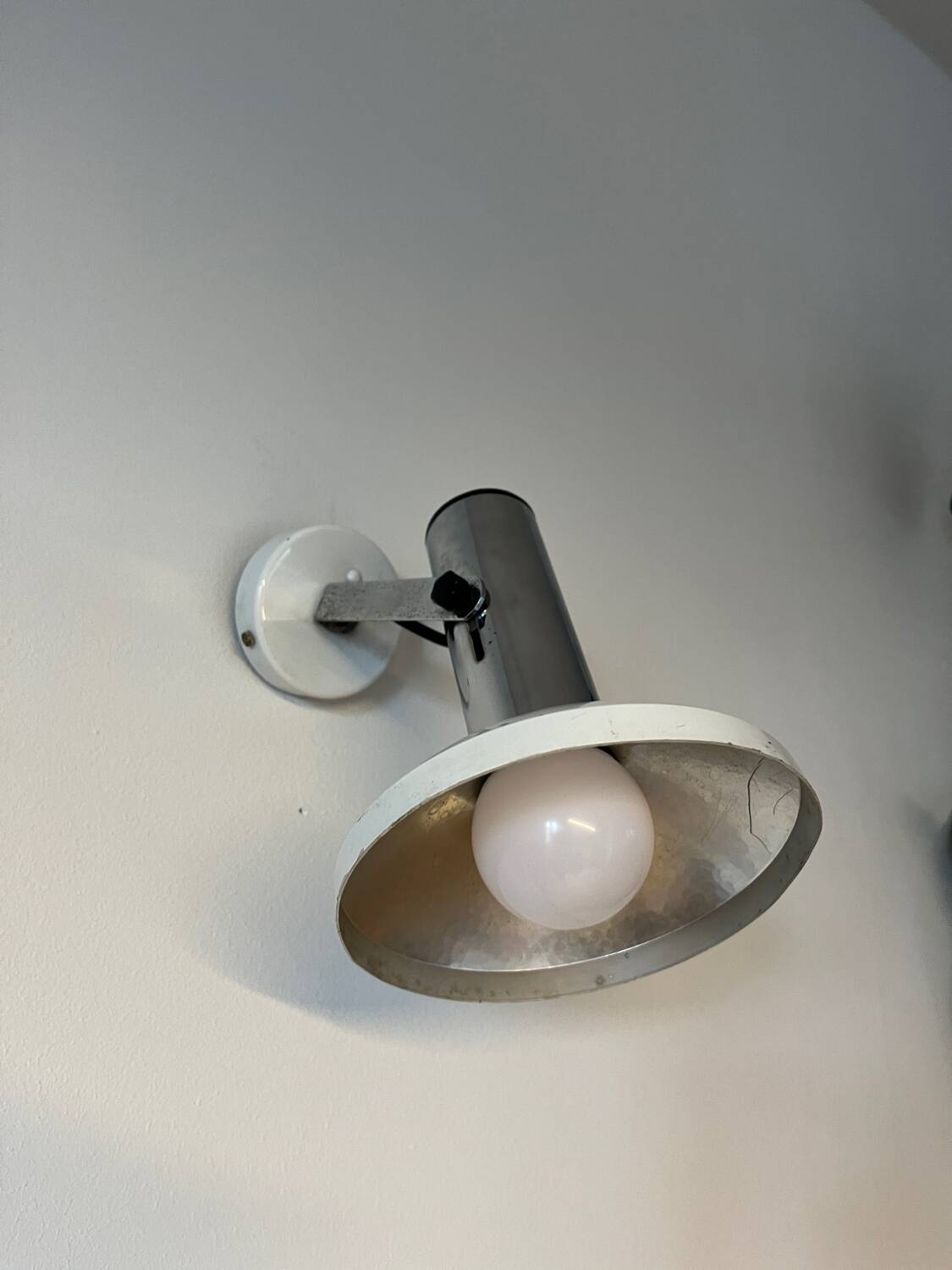 Wall light in metal and chrome-plated plastic