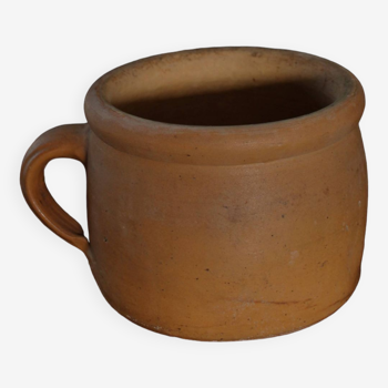 Round terracotta pot with handle