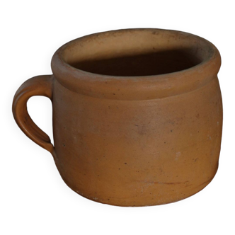 Round terracotta pot with handle