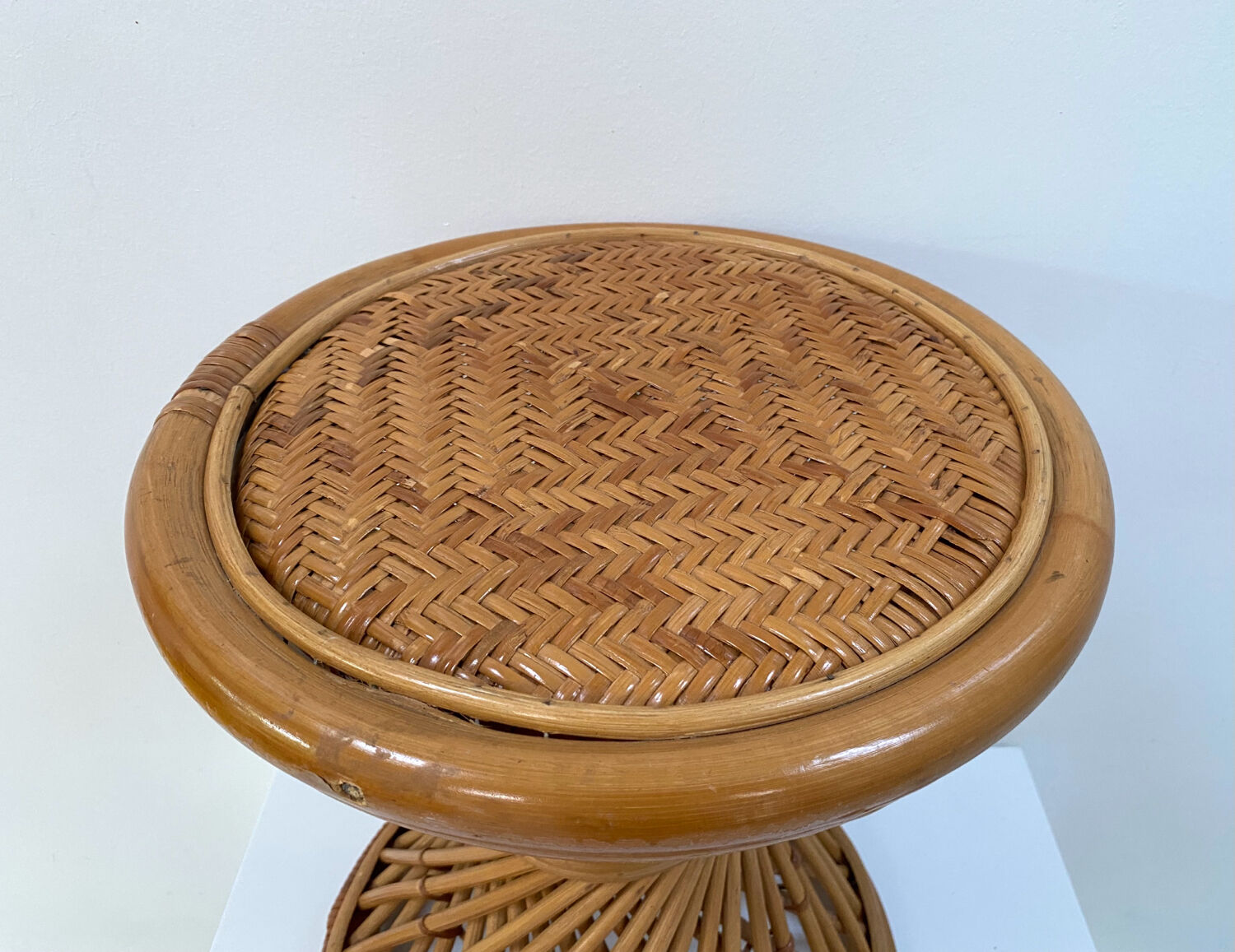Rattan harness diabolo stool
