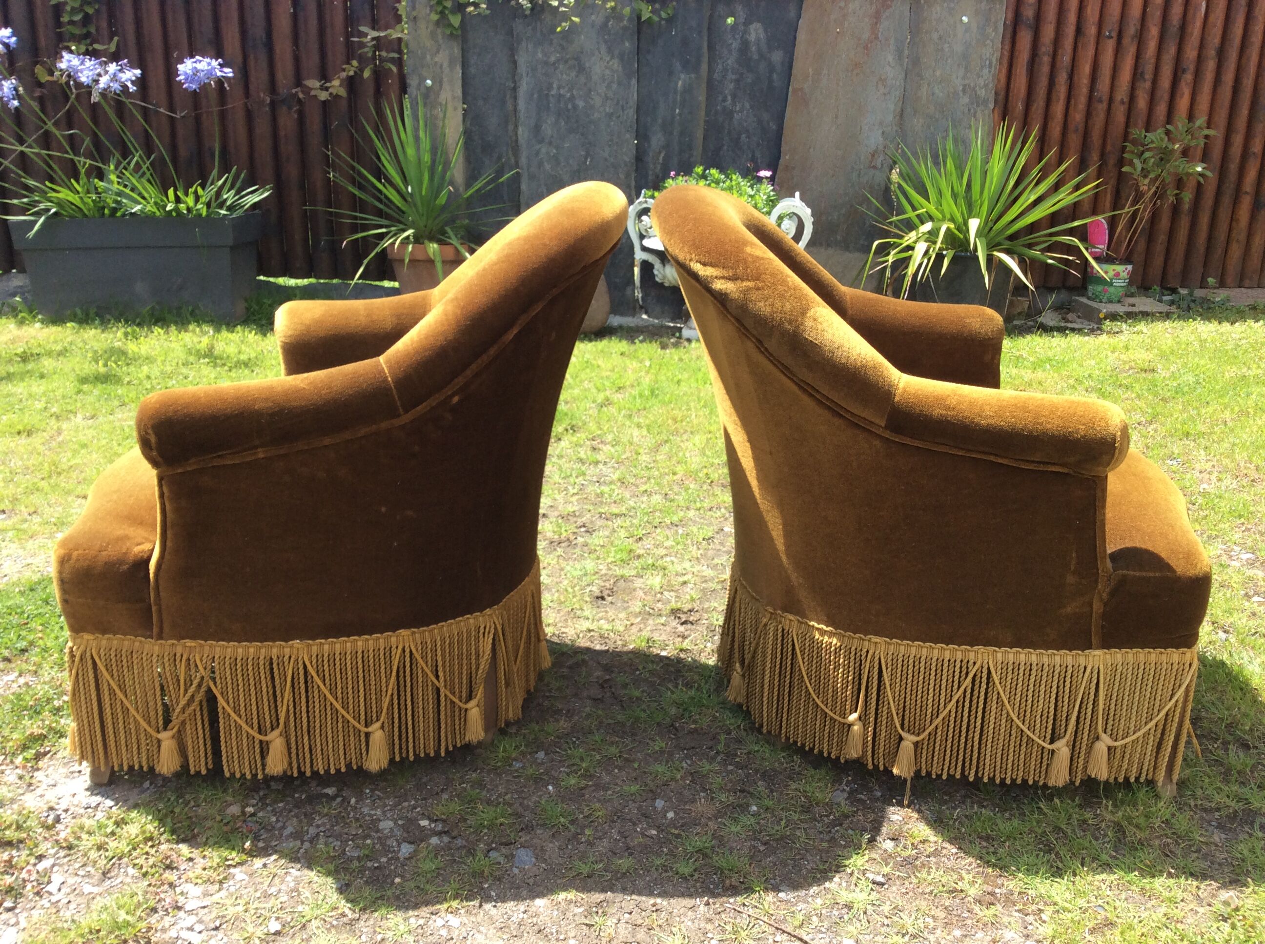 Paire de fauteuils crapauds vintage en velours vert.