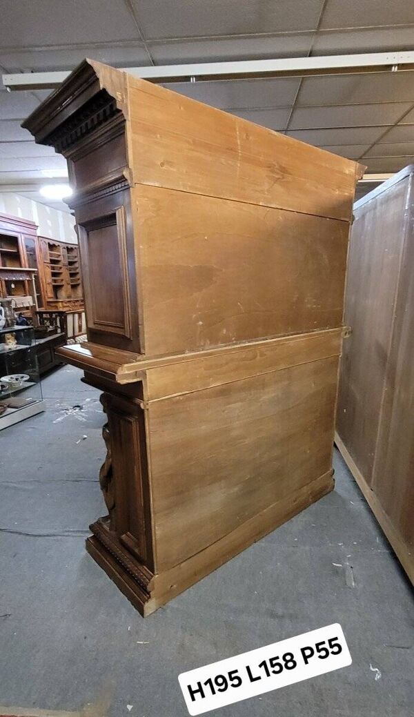Meuble ancien en bois massif richement sculpté, de style Renaissance