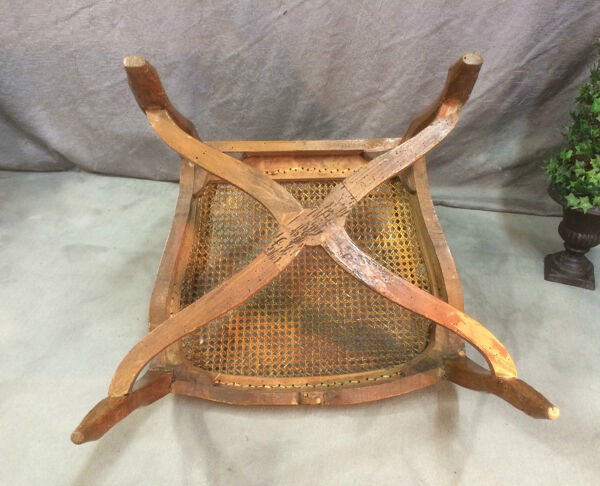 Fauteuil canné en noyer a entretoise et dossier plat