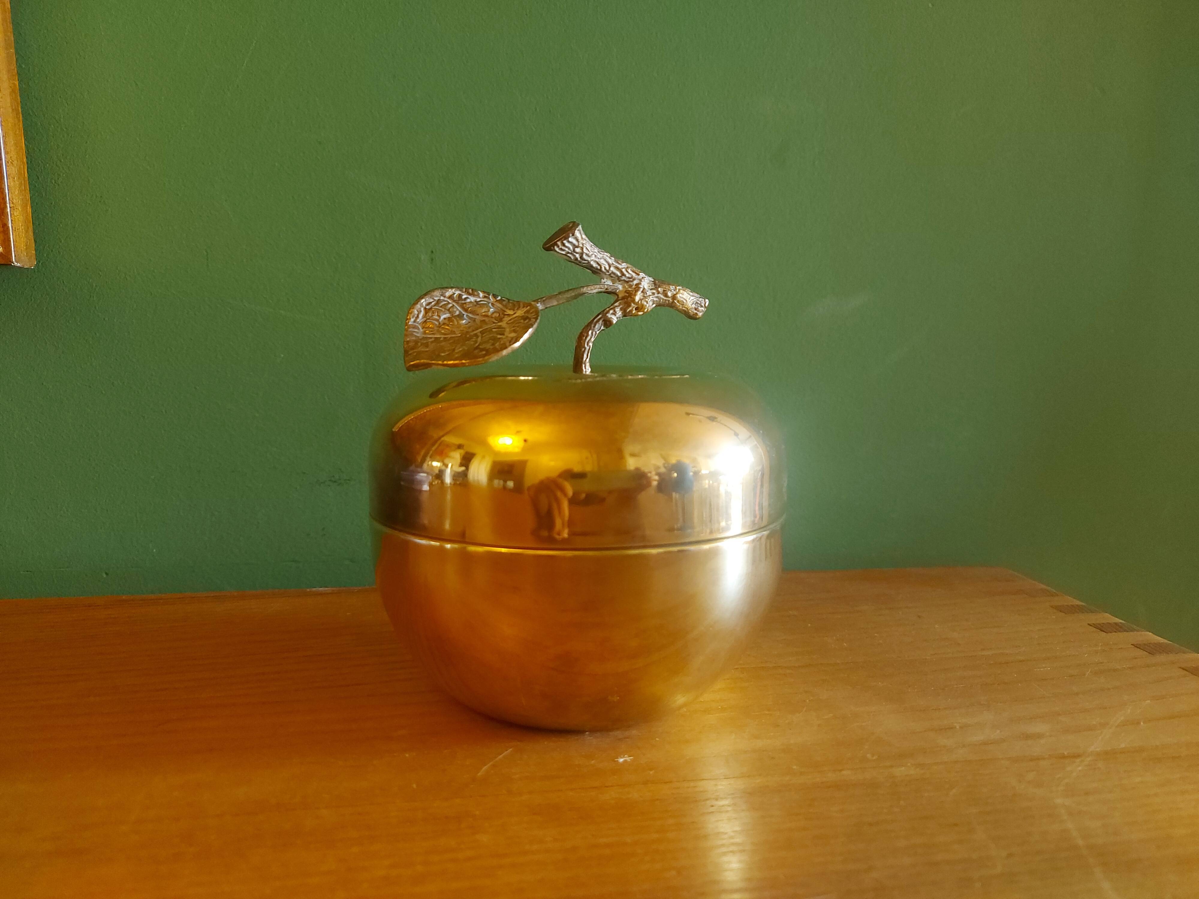 Apple-shaped brass tidy