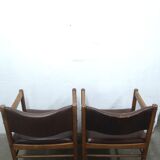 2 chaises en bois de cuir