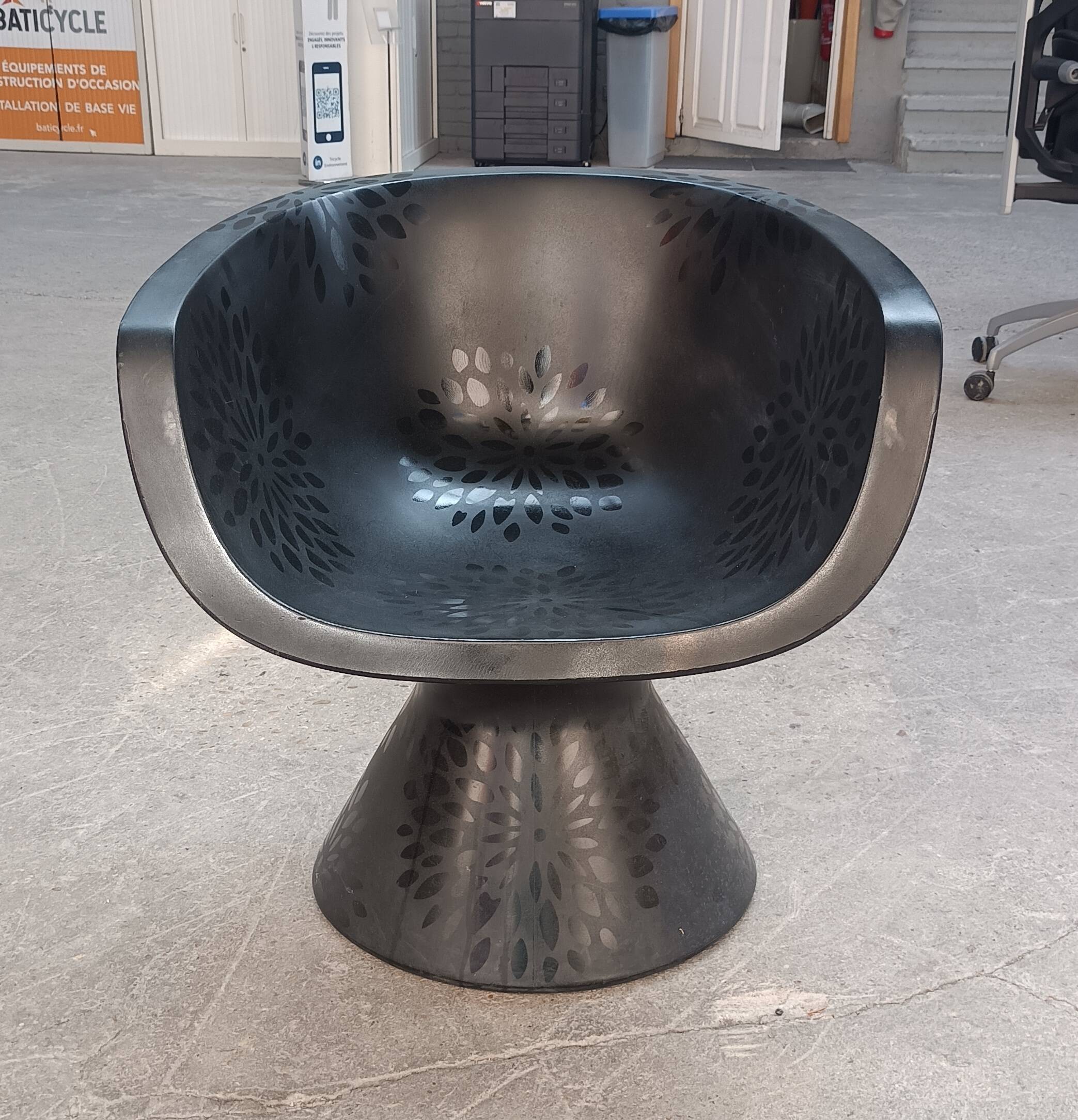 Zanotta dora black armchair