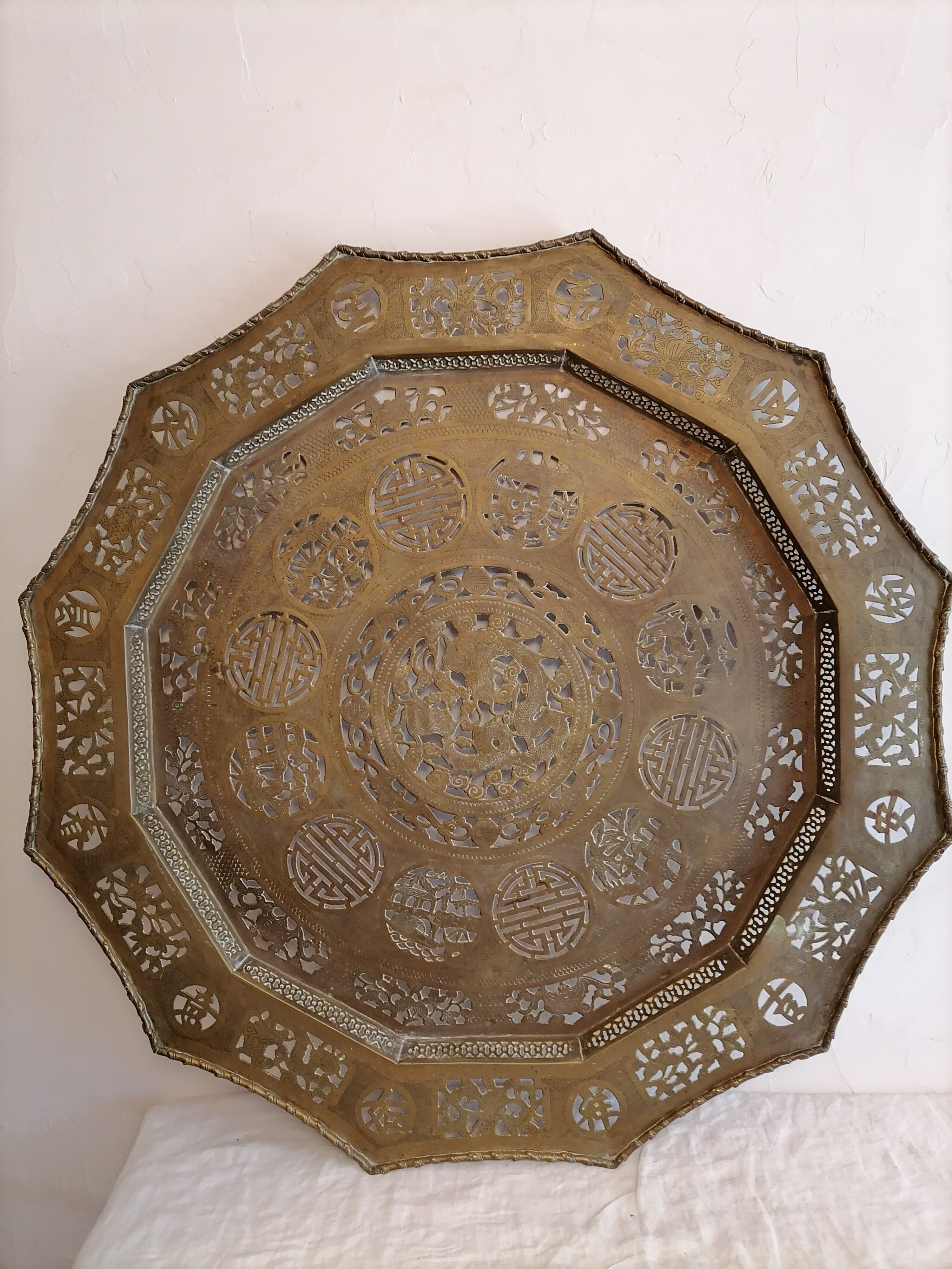 Openwork brass top. China 19 century. 12 sides. Asian art.