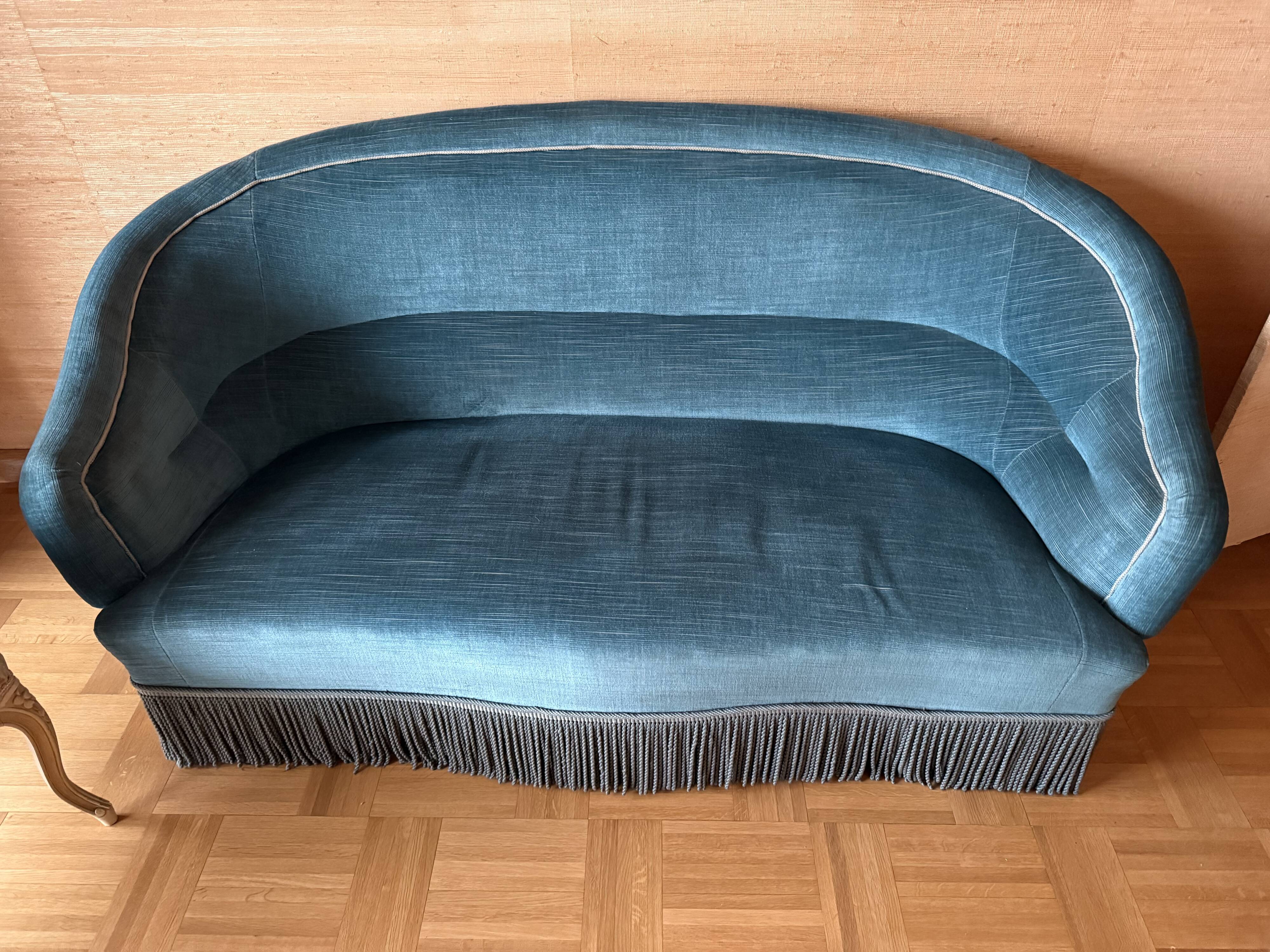 Canapé vintage en velours bleu – style Art déco – franges
