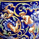 Ancienne Lampe à pétrole Gien Renaissance fond bleu XIX électrifiée