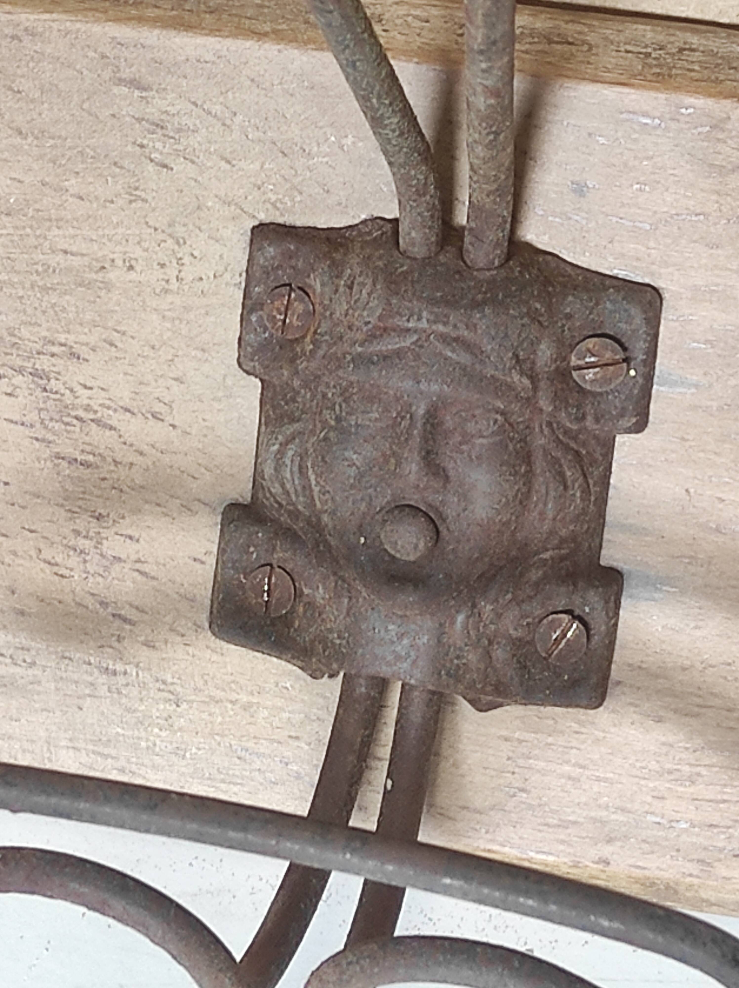 Portemanteau vintage patères métalliques avec mascarons (visages) sur plaque en bois de hêtre