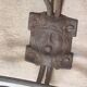 Portemanteau vintage patères métalliques avec mascarons (visages) sur plaque en bois de hêtre
