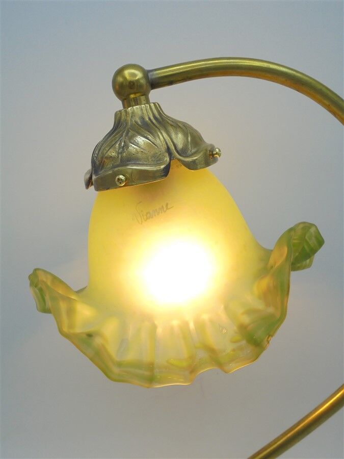 Lampe en laiton et tulipe signée "Vianne"