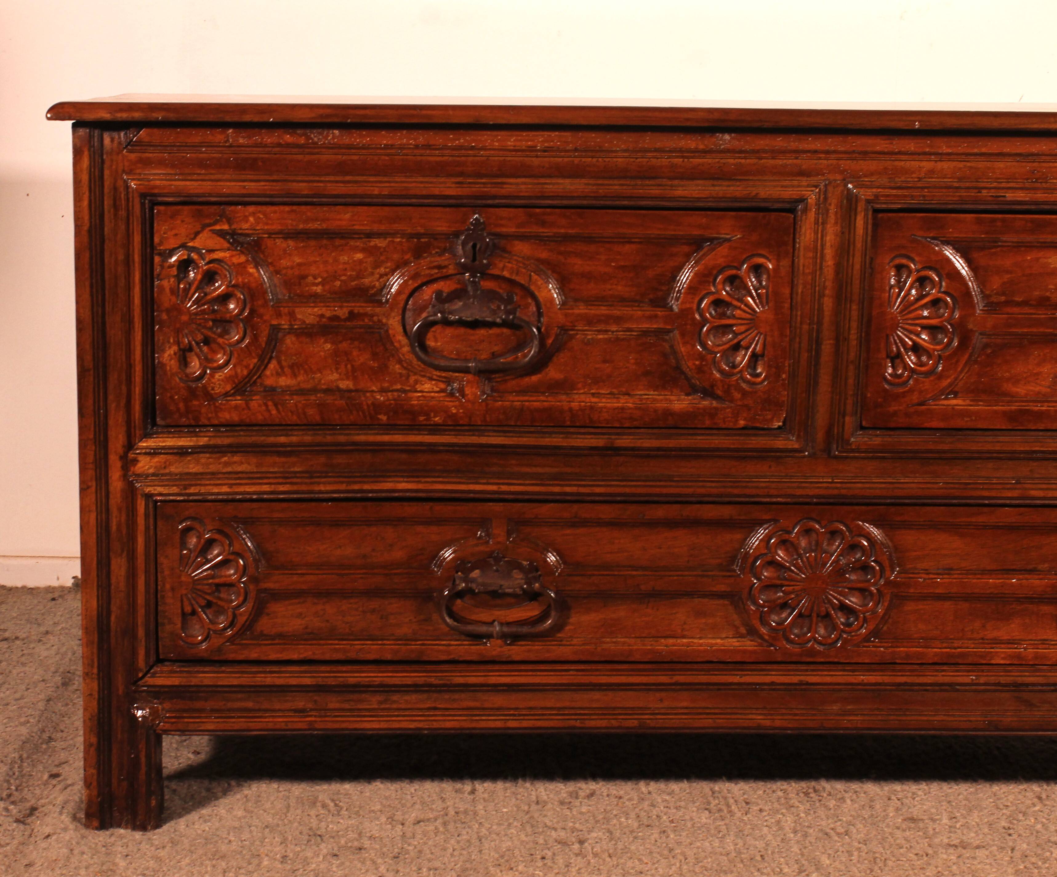 Meuble De Sacristie Renaissance Espagnol En Noyer Circa 1600