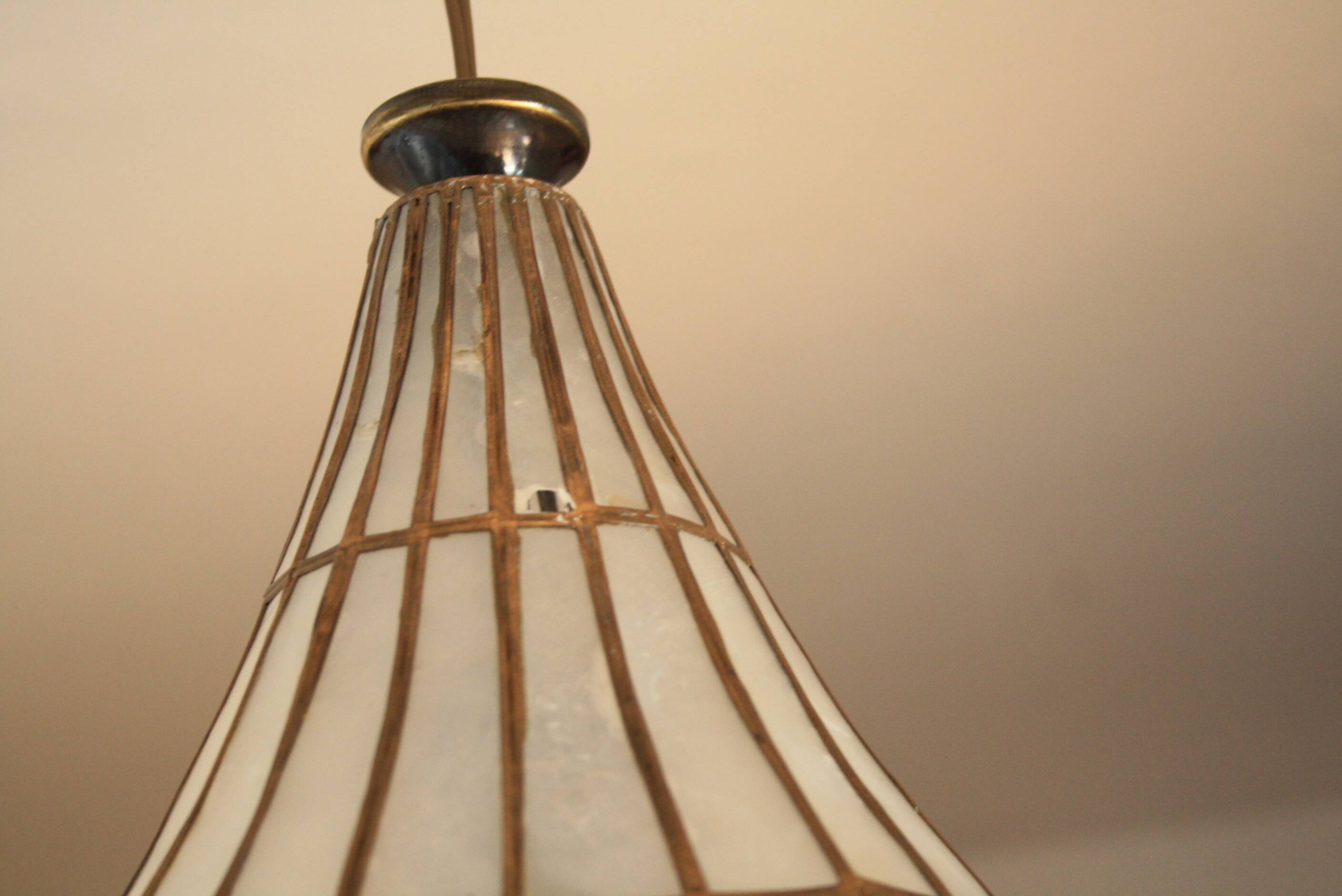 Mother-of-pearl suspension