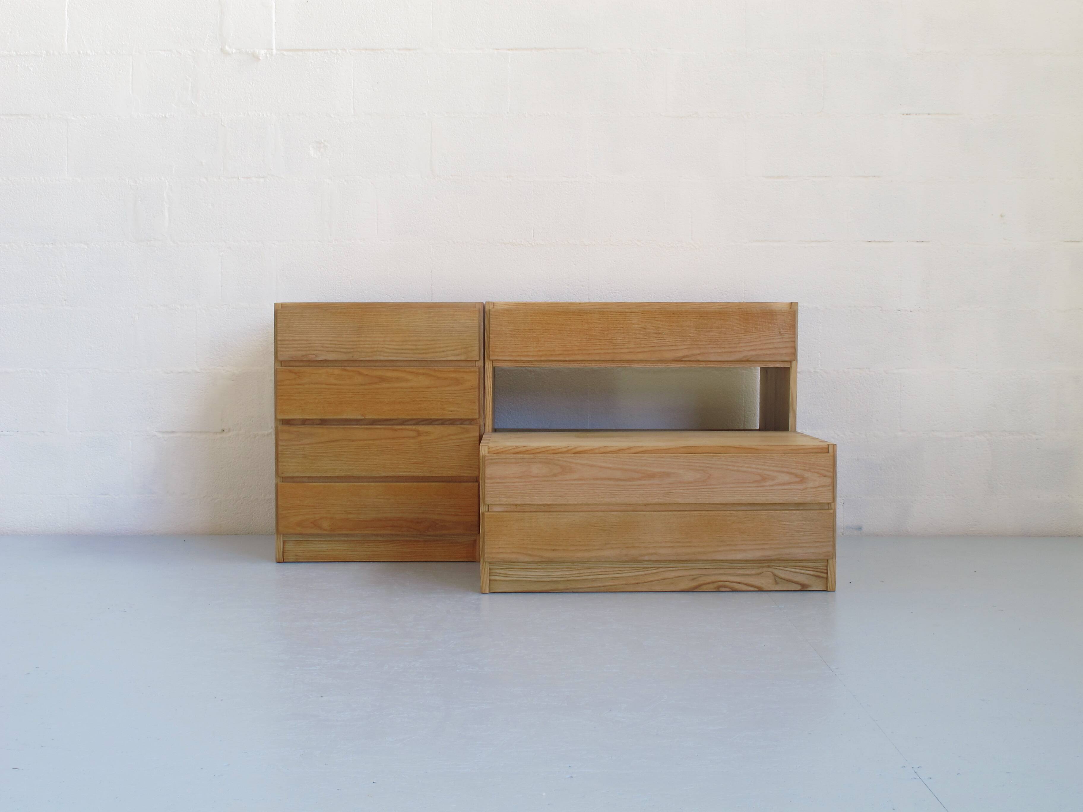 Trois commodes et consoles à tiroirs en frêne naturel huilé