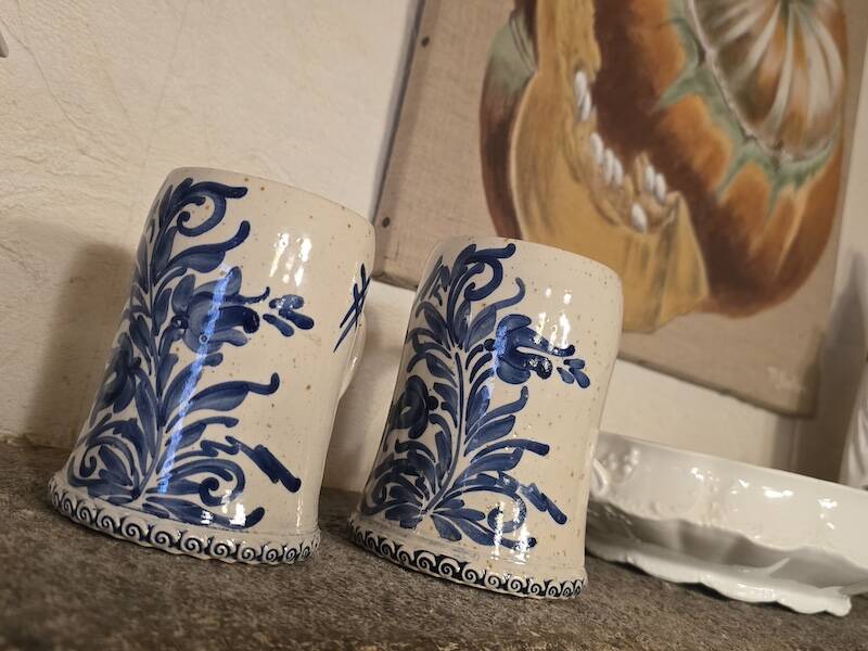 Lot de 2 choppes en grès de Betschdorf – Poterie Graessel – décor floral bl