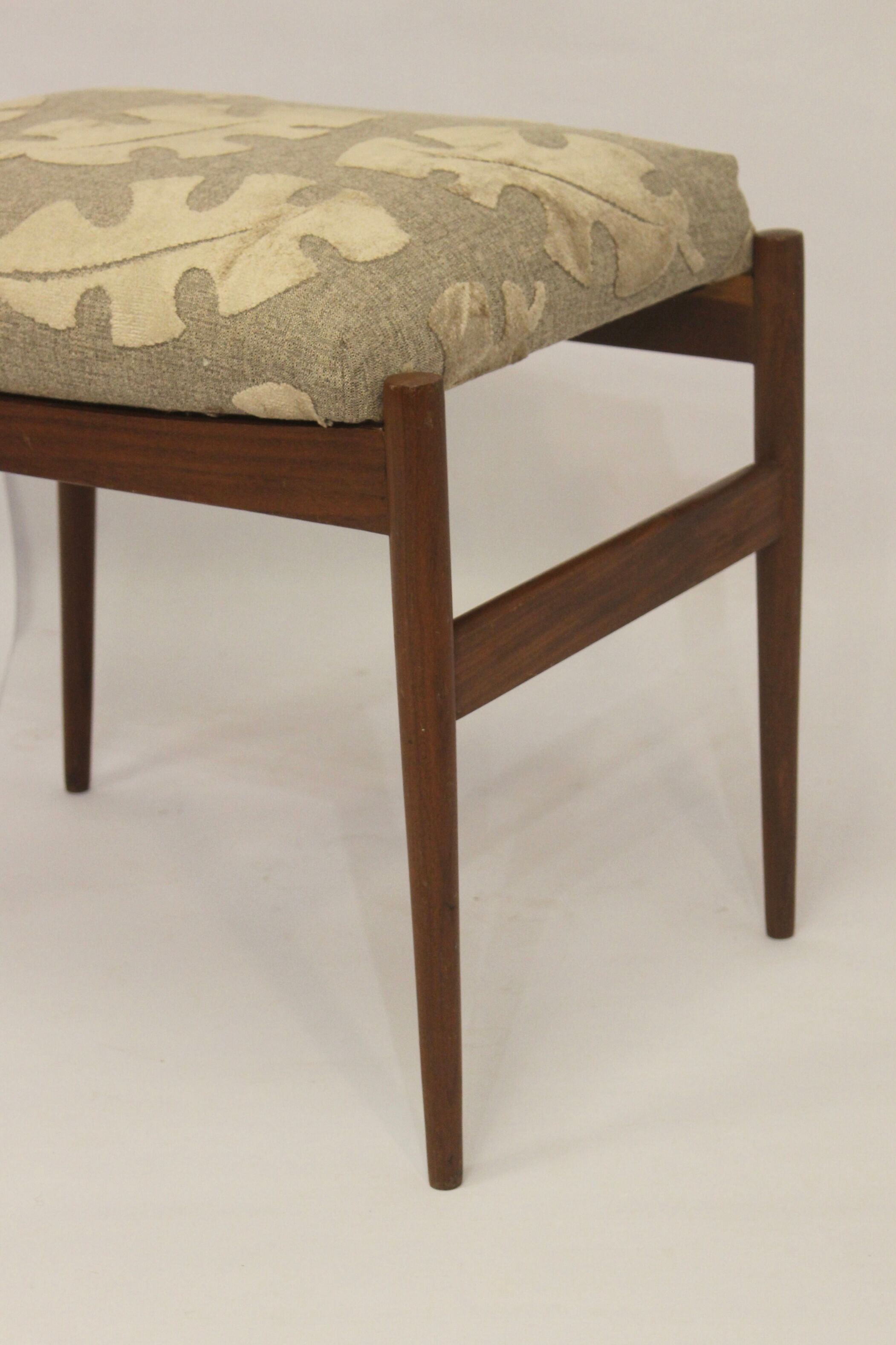 Scandinavian stool in beech 50