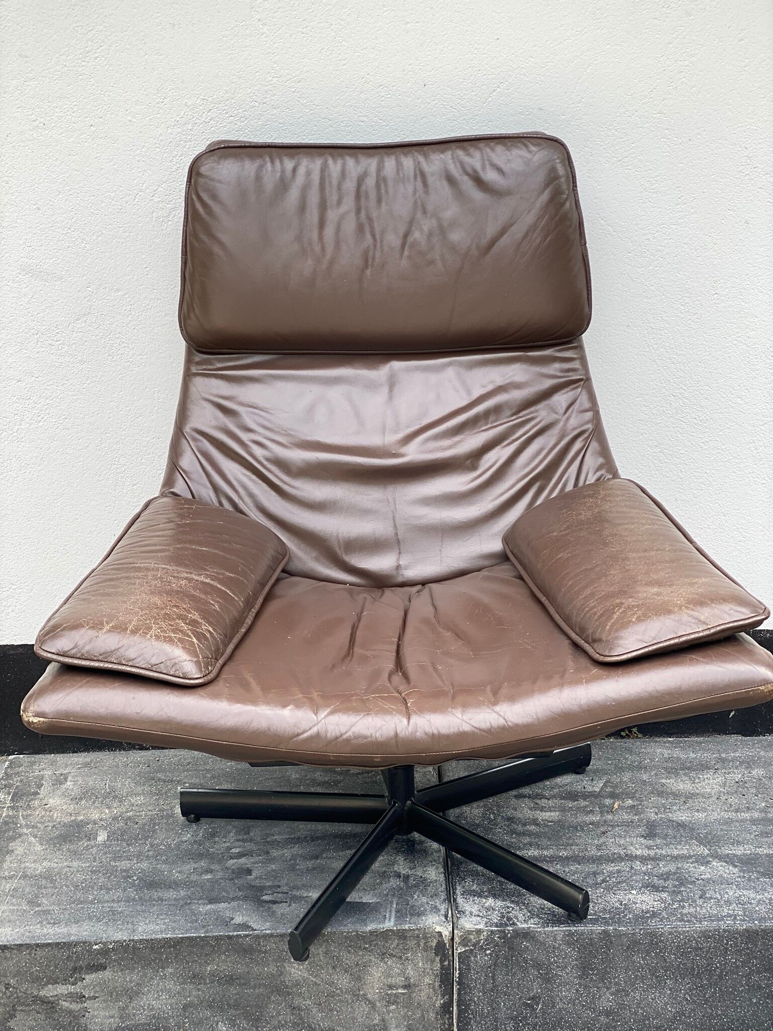 Fauteuil pivotant en cuir brun des années 1970