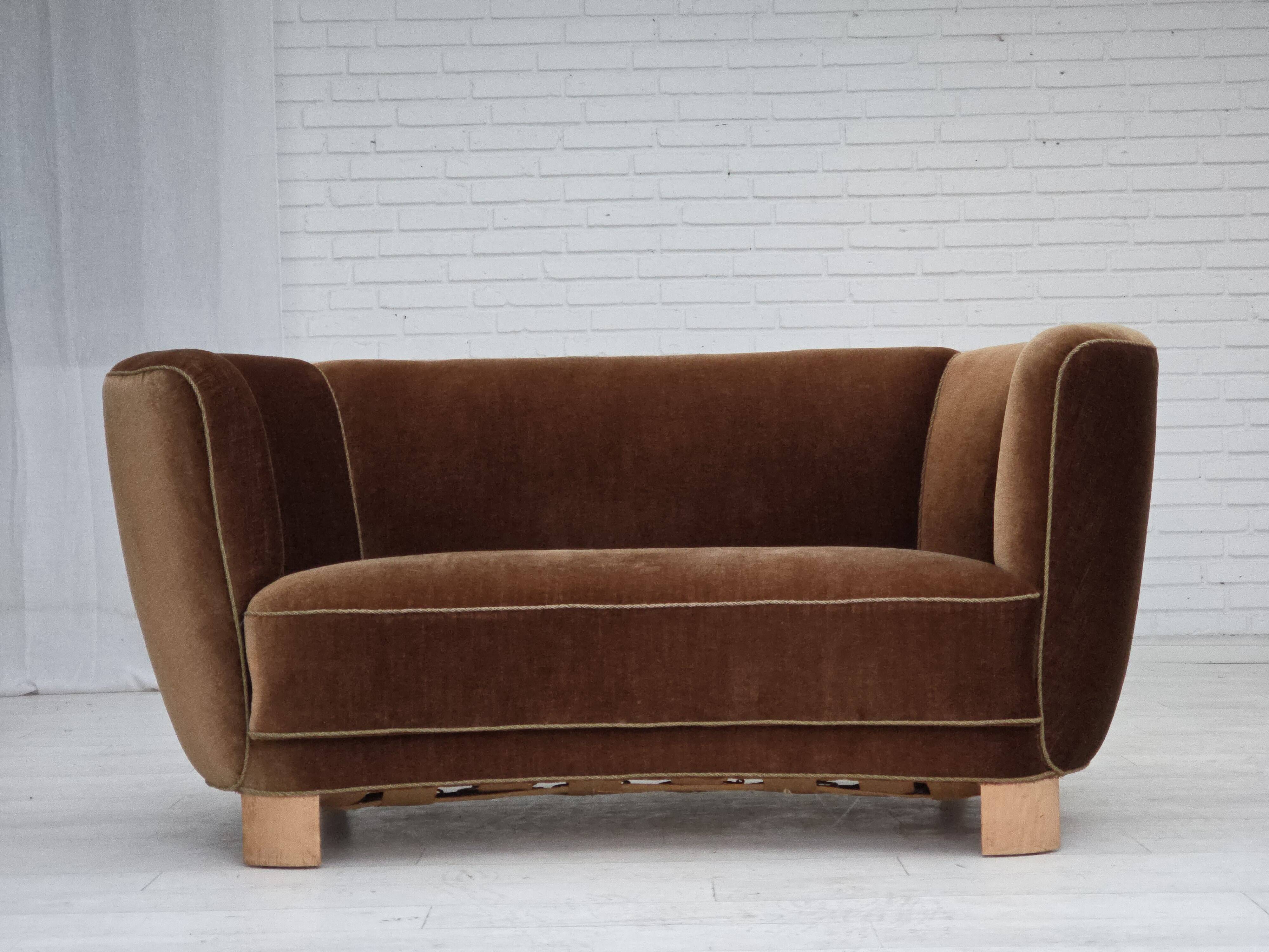 Canapé courbé danois 2 places des années 1960, en velours d'ameublement marron.