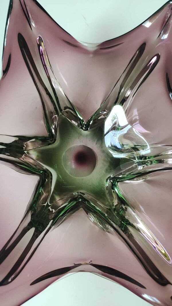 Grand Vide-poche Etoile de Mer/Création Joseph Michael Hospodka/ Verrerie Tchèque Chribska en verre d Art soufflé améthyste/Vert. Diam 24 cm