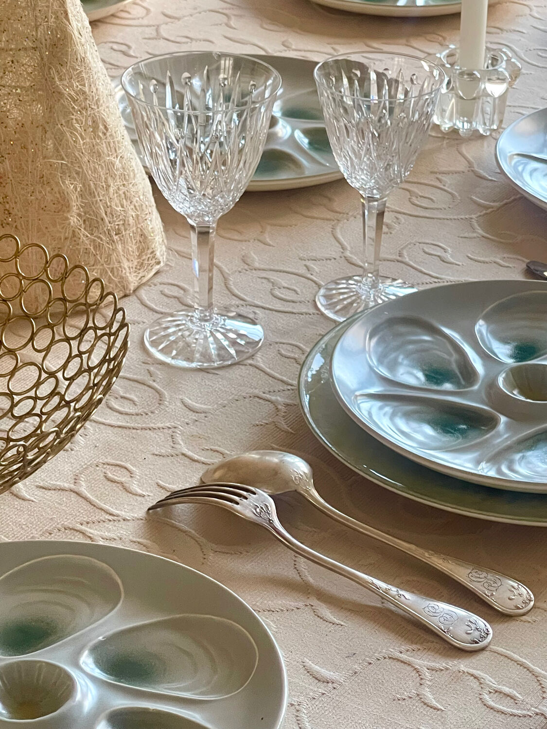 11 oyster plates 1960.