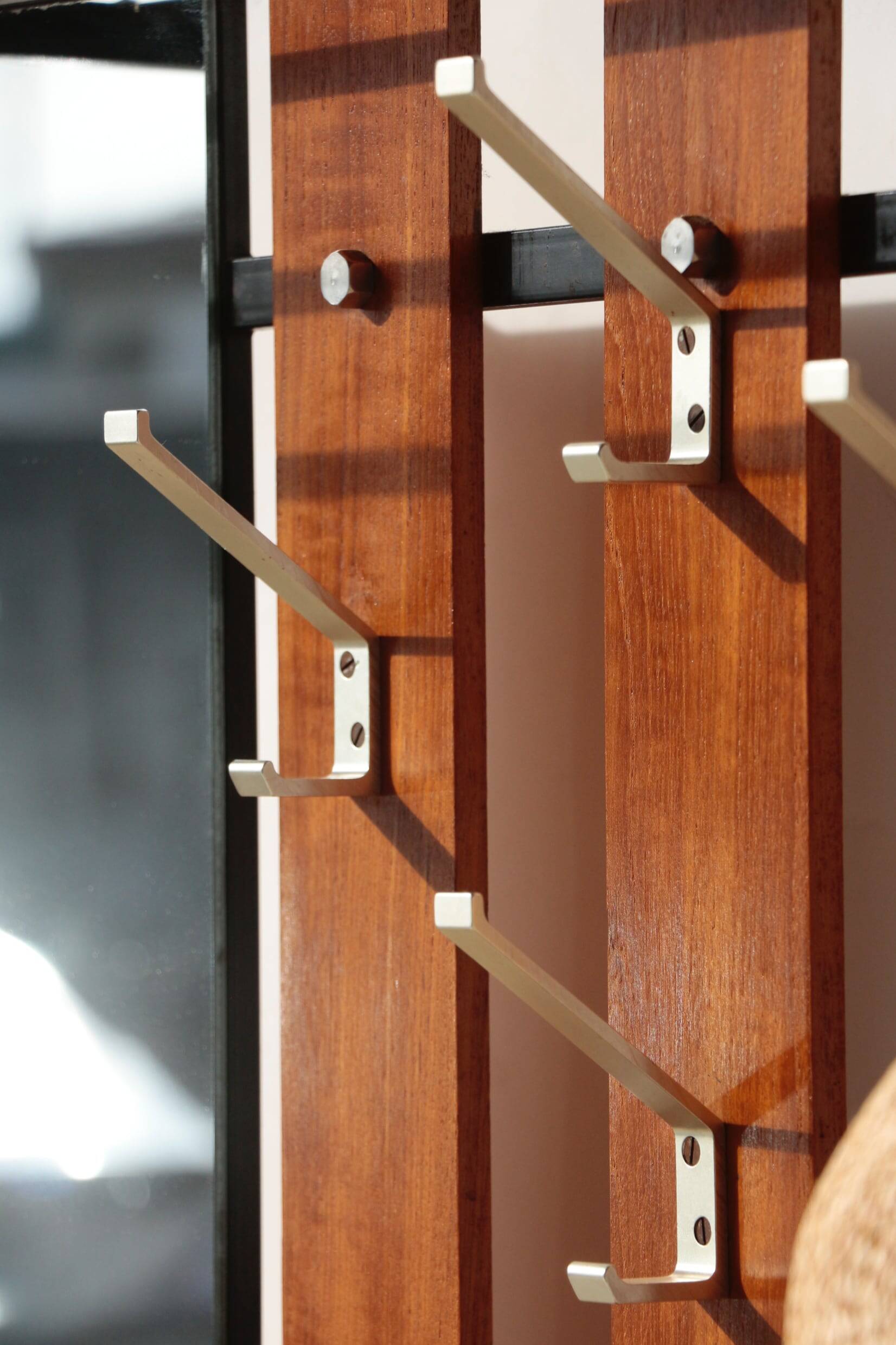 Vestiaire d’entrée vintage – Meuble à patères, miroir et rangements