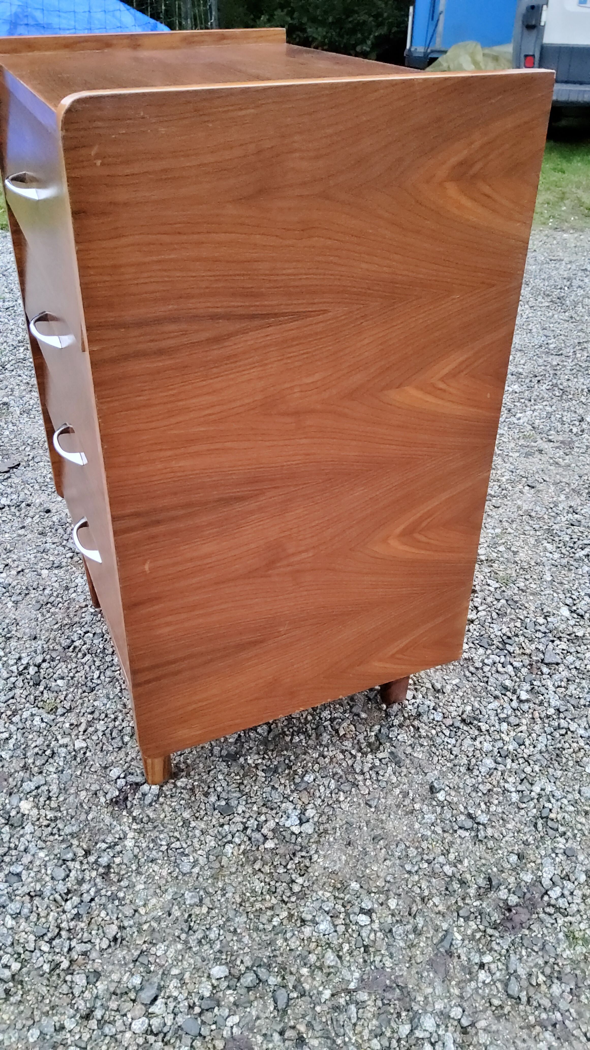 Chest of drawers of the 50s in rosewood spindle feet and fins