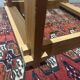 Table brutaliste en bois et verre fumé