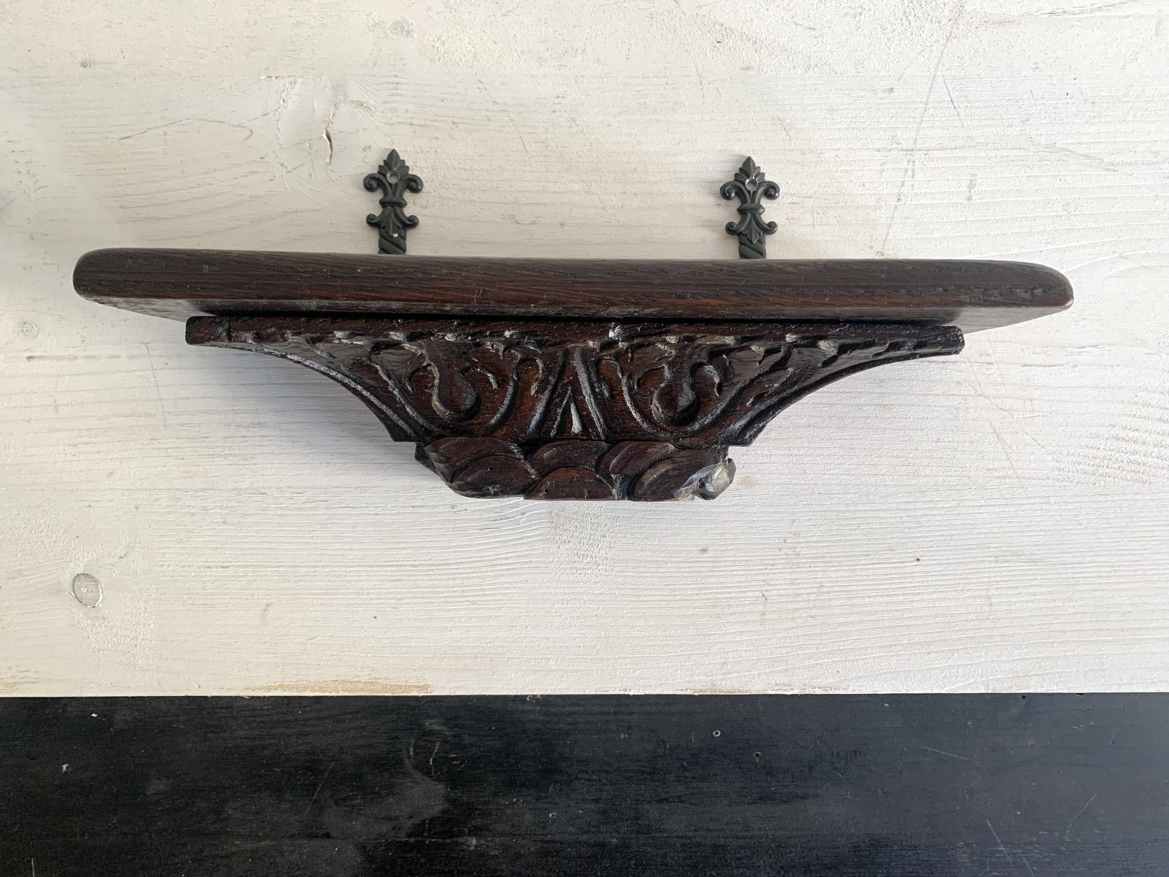 Antique carved wooden wall console for statuette, Haute époque