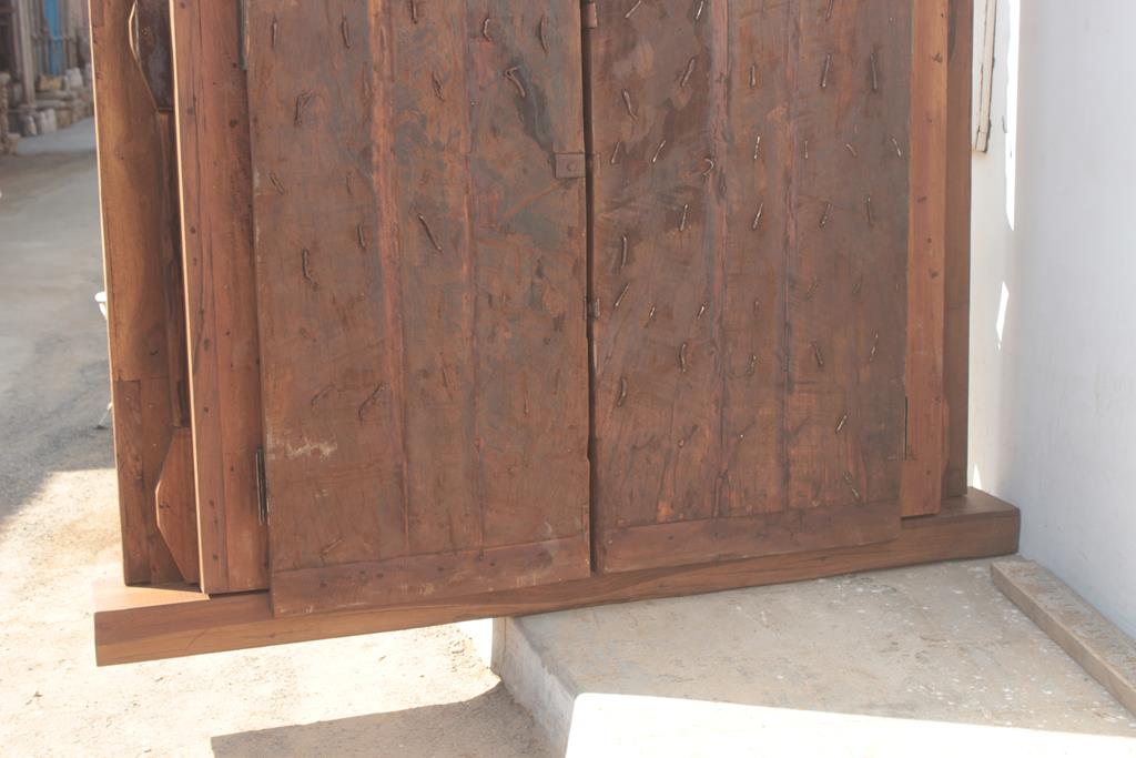 Indian door in old teak piece and patina of origin