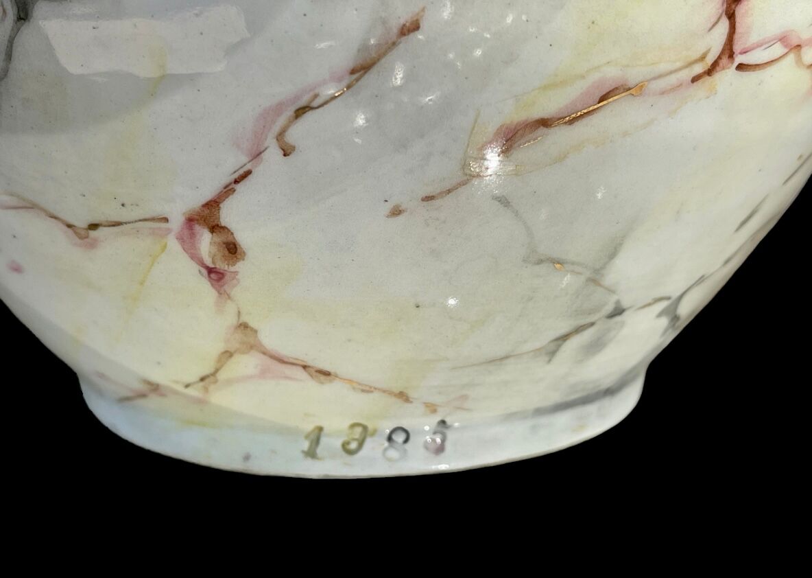 Paire de vases en barbotine