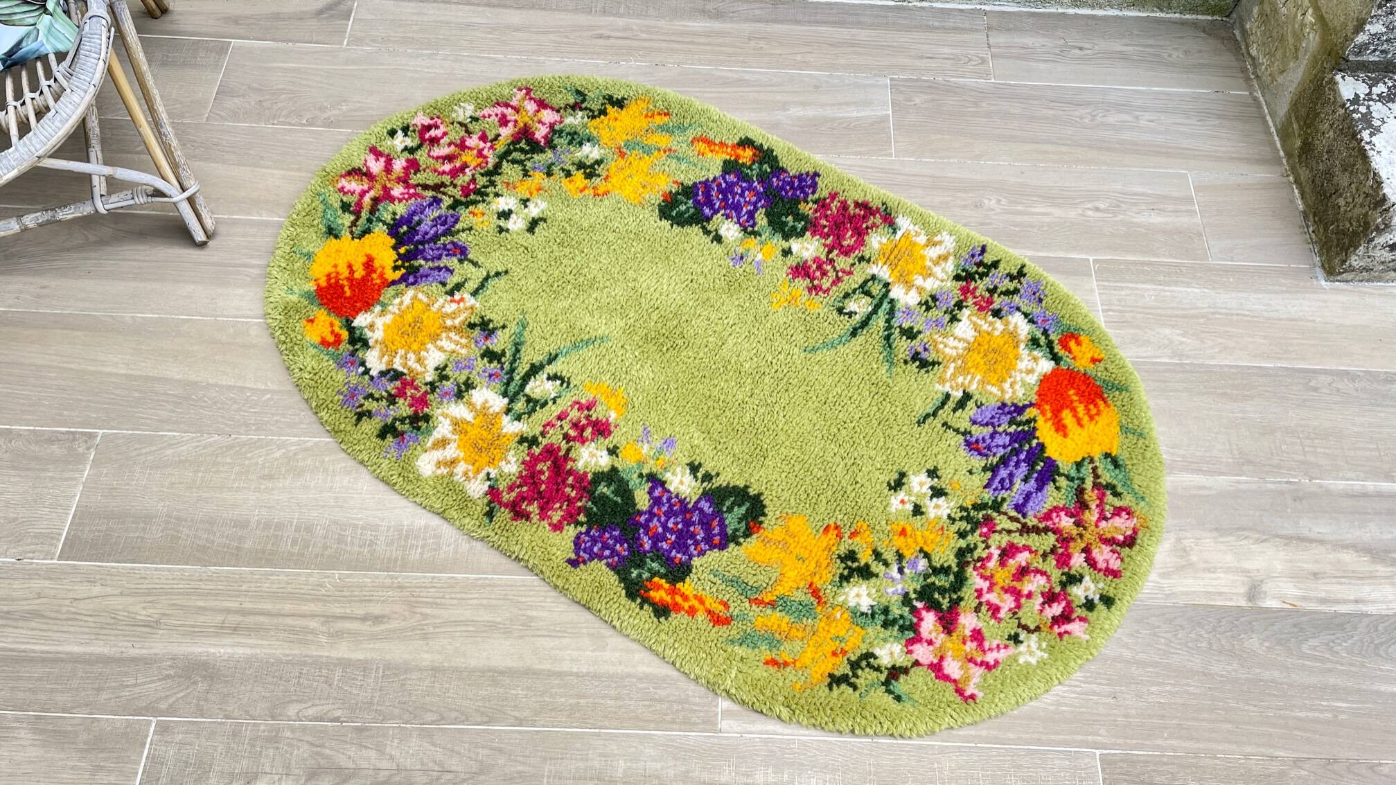 Oval rug from the 70s in pure wool 144x88cm