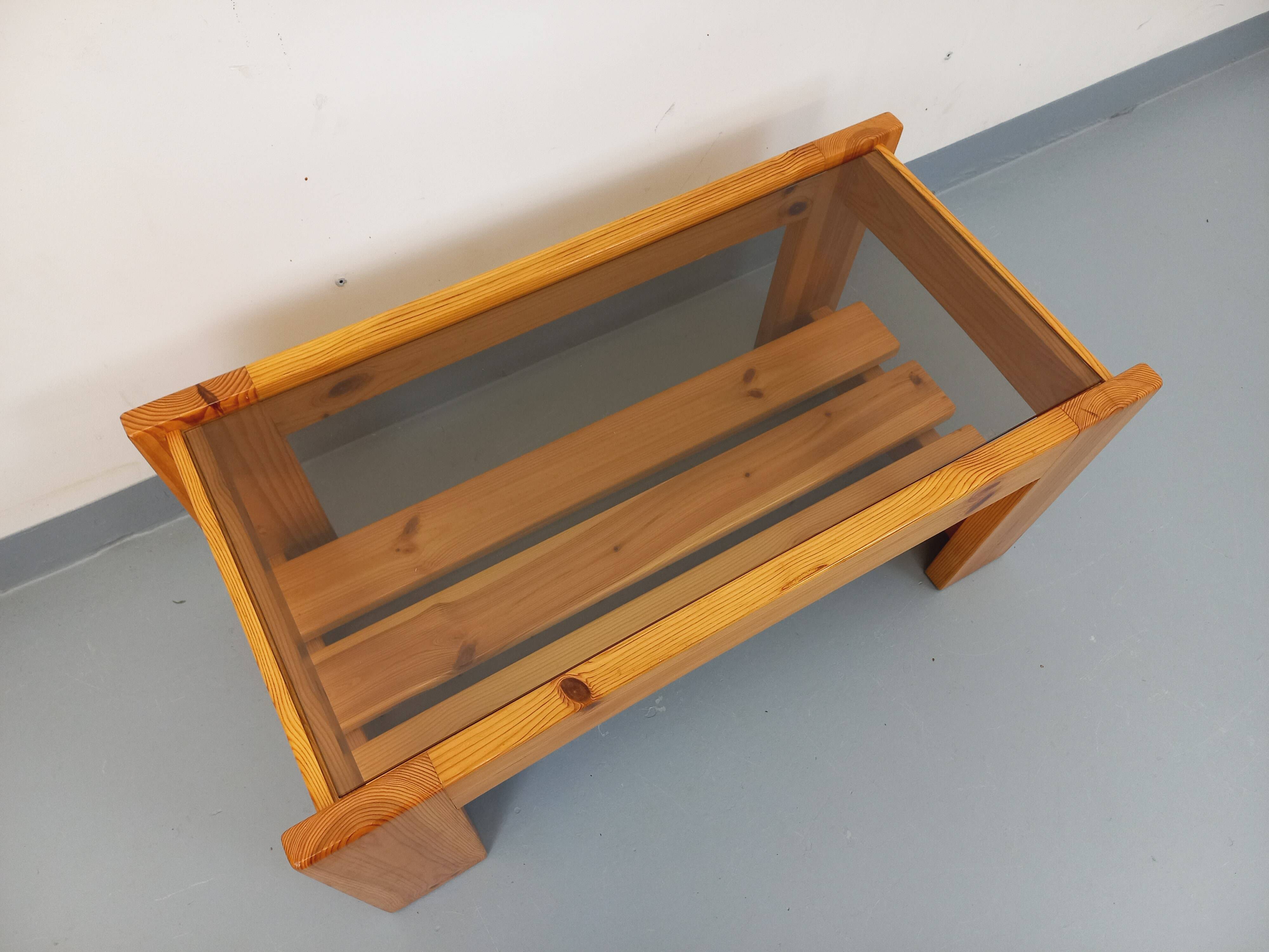 Table basse vintage en pin et verre fumé des années 70 80