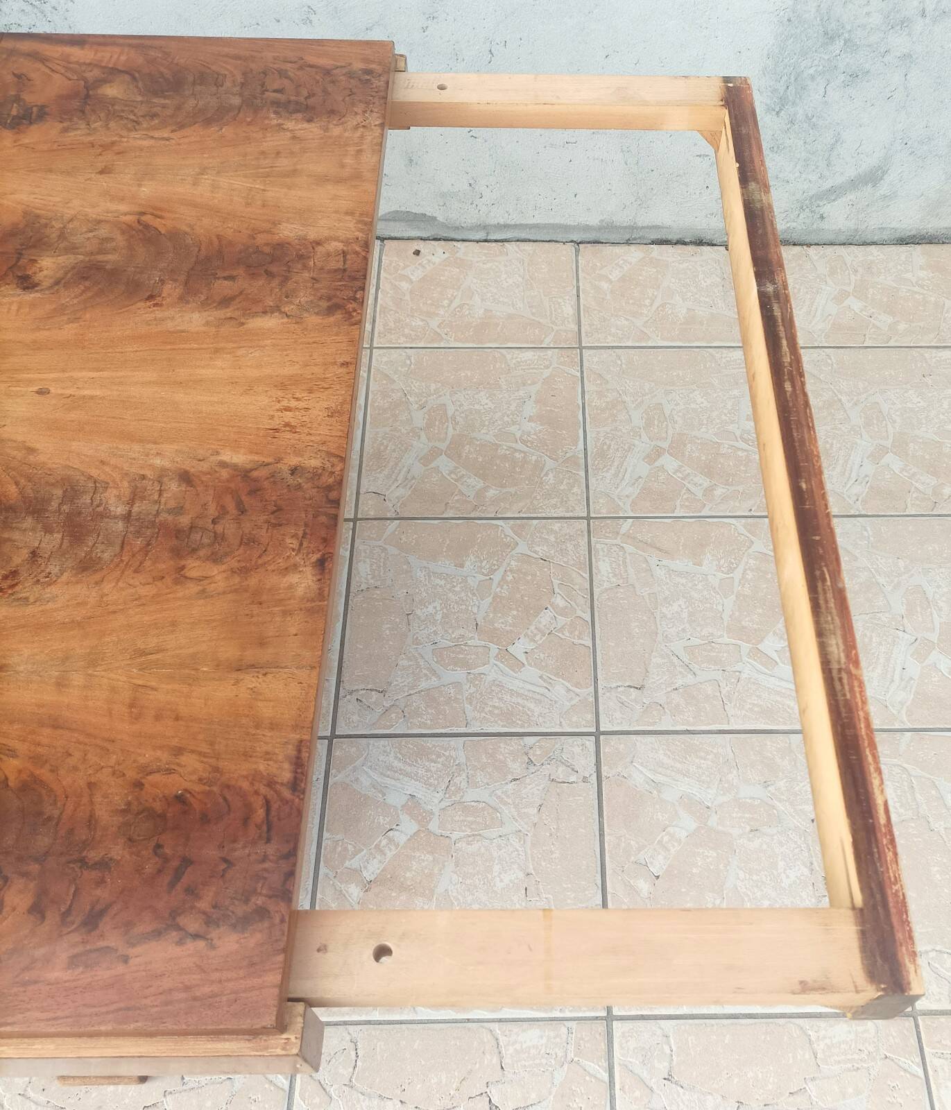 Art Deco table in walnut veneer