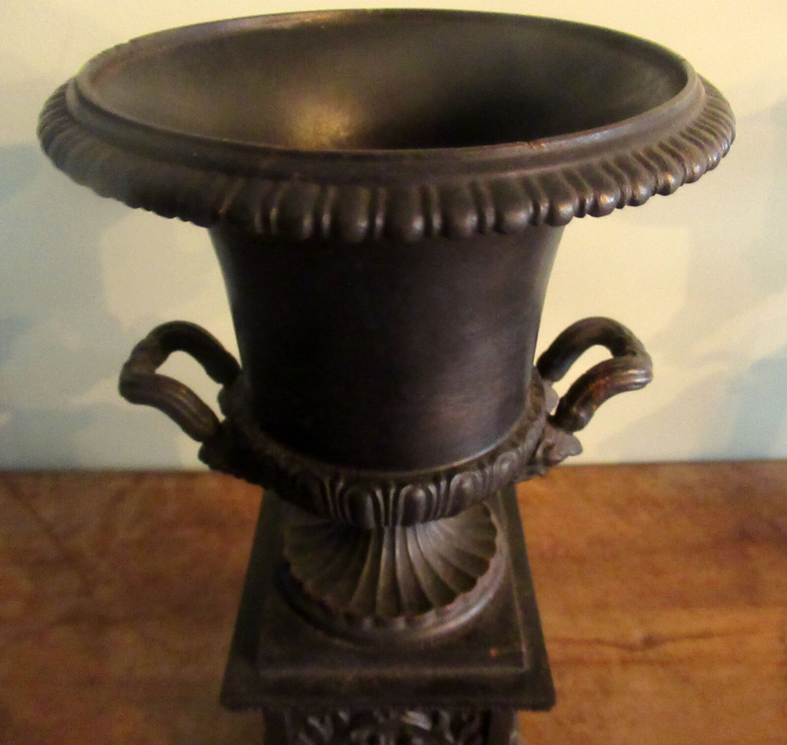 Pair of Medici vases, cast iron, on base