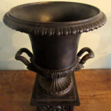 Pair of Medici vases, cast iron, on base