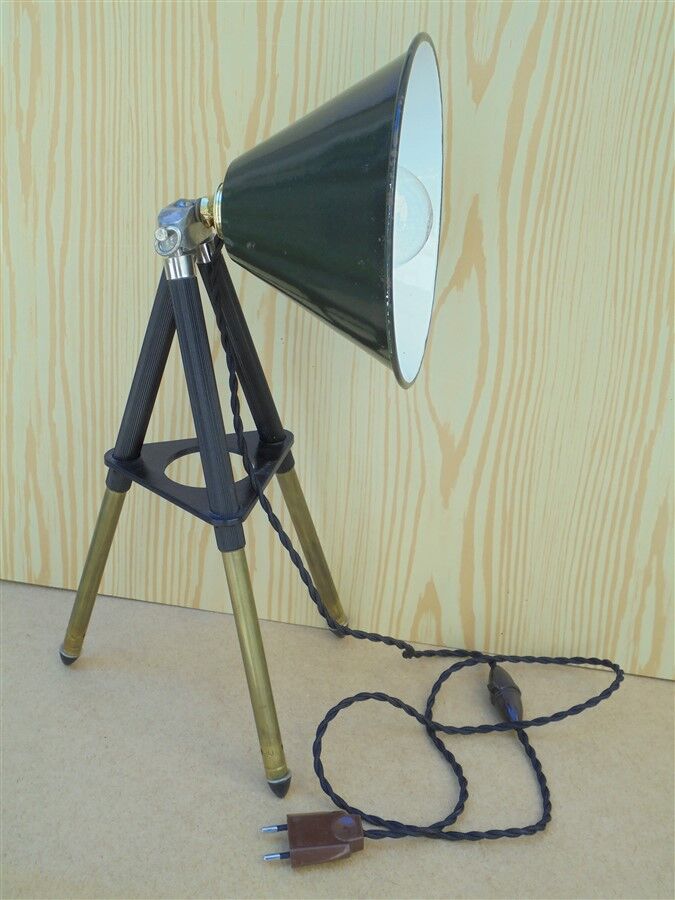 Tripod lamp with adjustable height