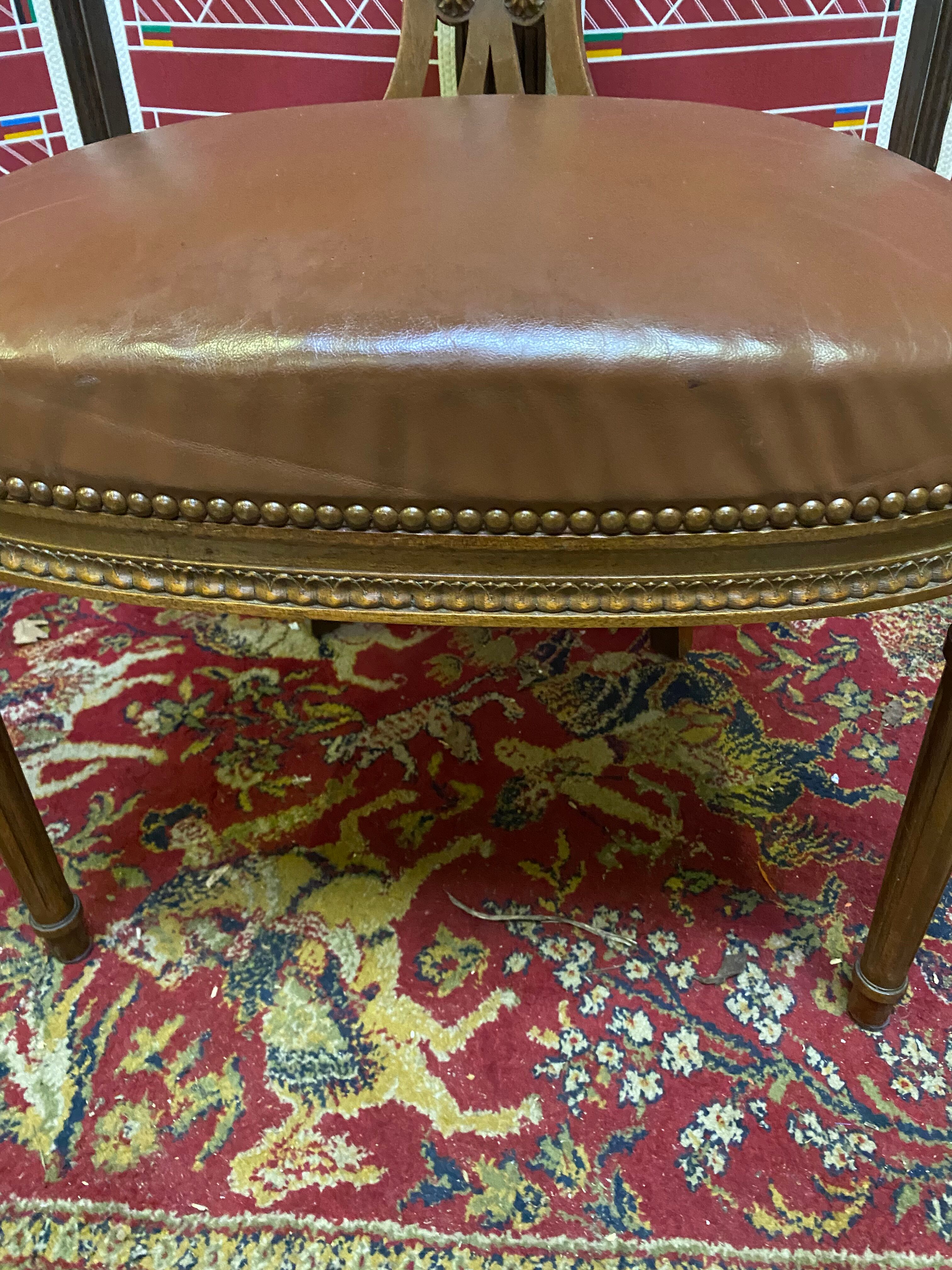 Fauteuil de bureau vintage en bois et cuir marron clouté