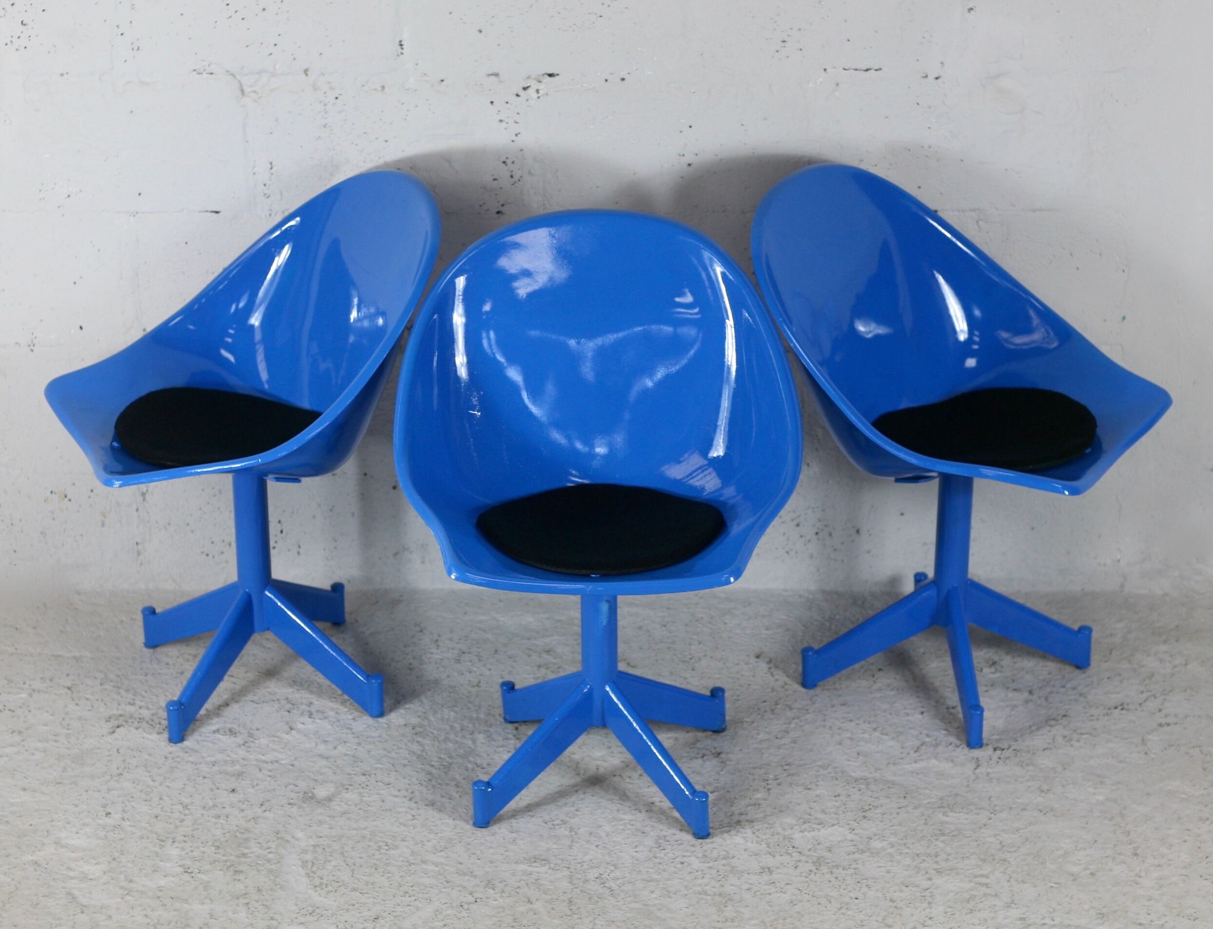 3 chairs "space Age", resin and steel, France, circa 1970.