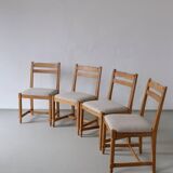 Quatre chaises rustiques en pin sculpté | Suède | Années 1950