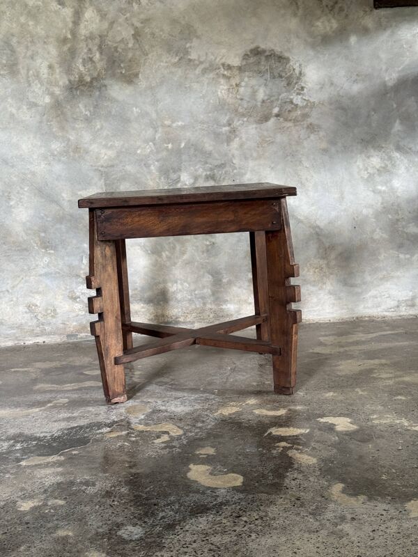 Coffee table, petite table basse indonésienne ancienne moderniste en teck