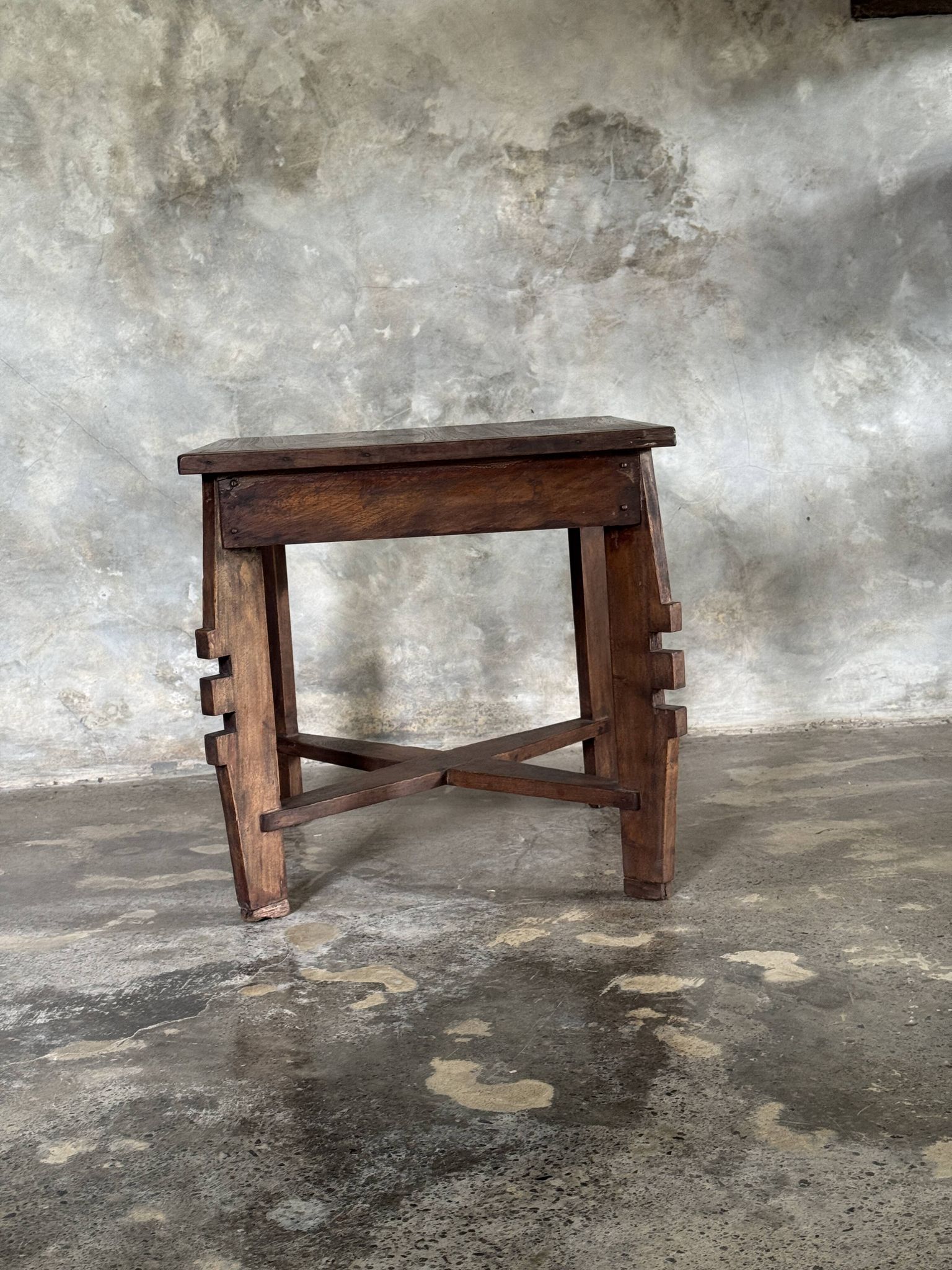 Coffee table, petite table basse indonésienne ancienne moderniste en teck