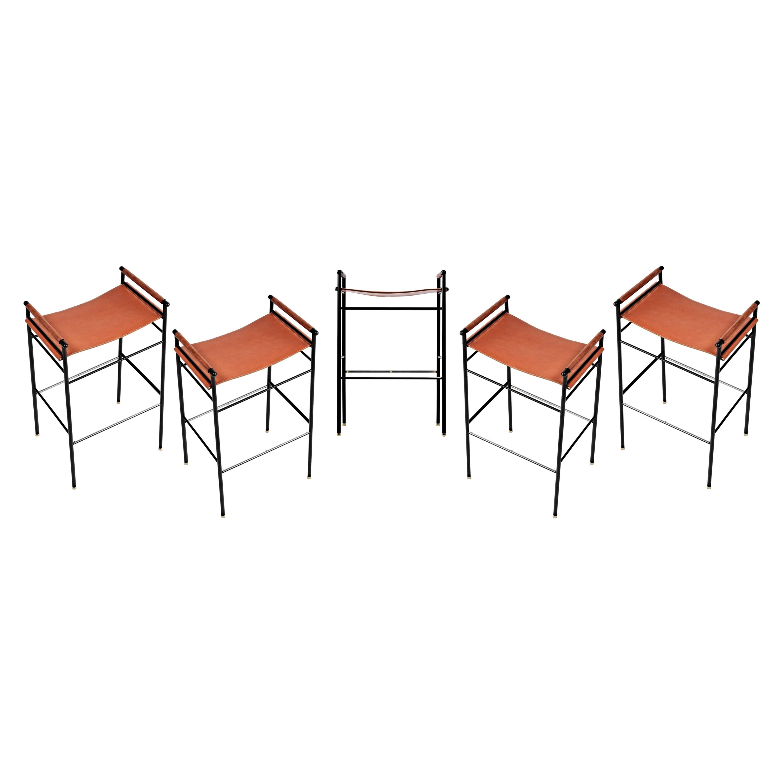 Lote de 5 Taburetes de Bar Contemporáneos Piel Tabaco Natural y Metal Caucho Negro