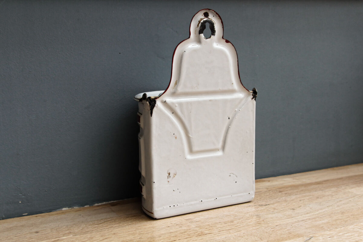 Enamelled sheet metal salt box