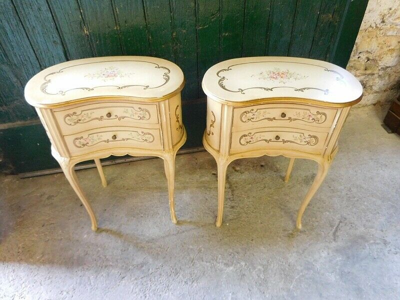 Pair of bedsides modele kidney