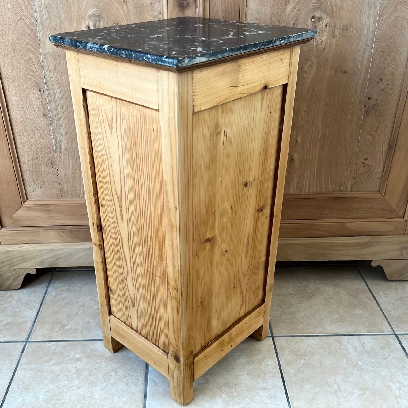 Furniture in raw wood and black marble