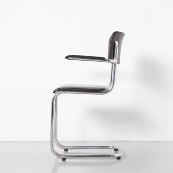 Chaise cantilever Tubax avec accoudoir noir